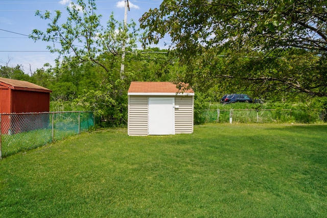 view of yard featuring a storage unit