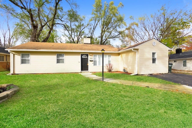 ranch-style house featuring a front lawn