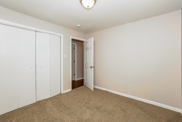 unfurnished bedroom with carpet flooring and a closet