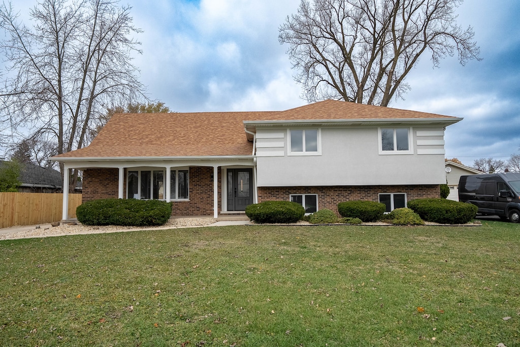 split level home featuring a front yard