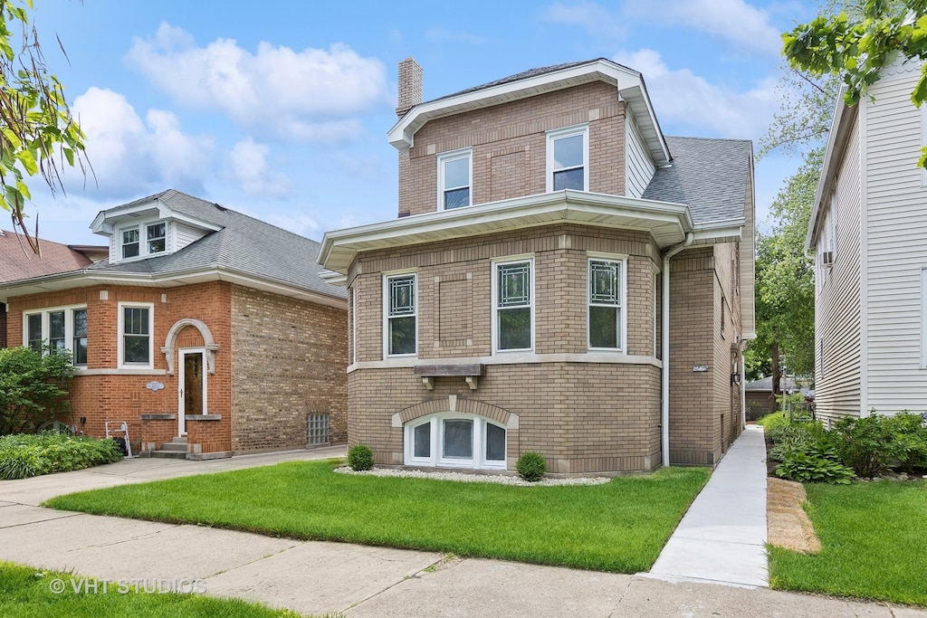 view of front of house with a front lawn