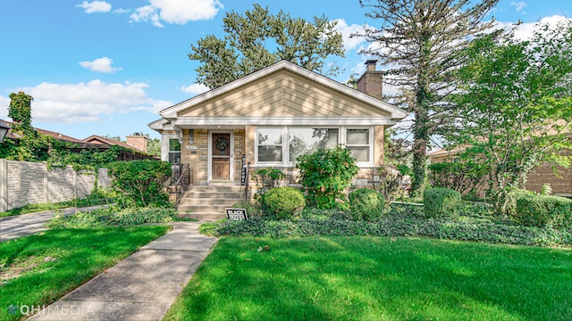 view of front of property featuring a front yard