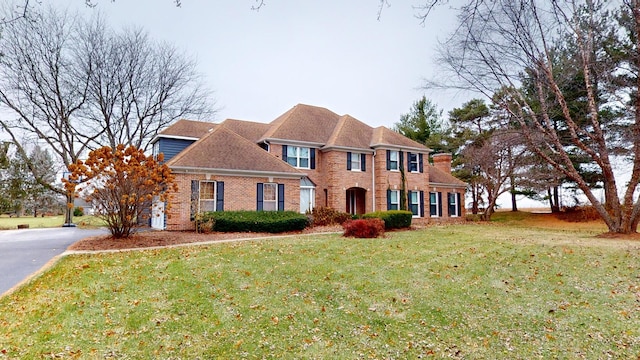 view of front facade featuring a front yard