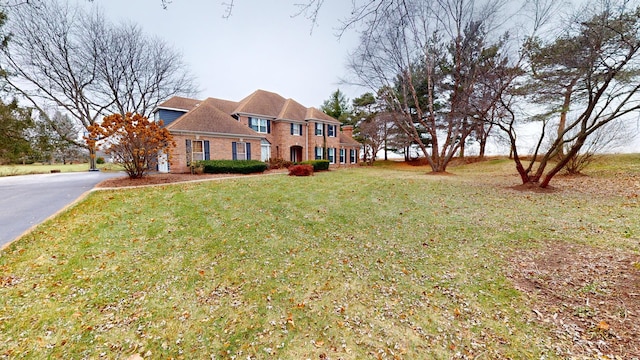 view of front of property featuring a front yard