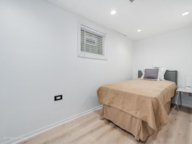 bedroom featuring light wood-style floors, baseboards, and recessed lighting