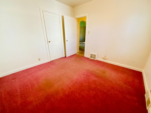 unfurnished room featuring carpet