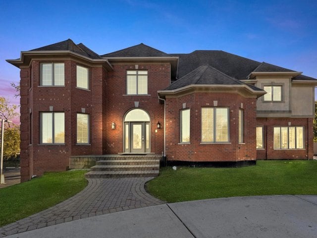 view of front of property with a lawn