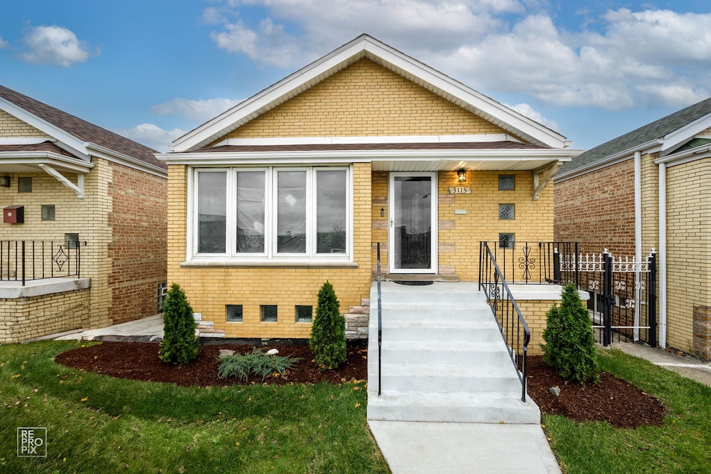 view of front facade with a front lawn