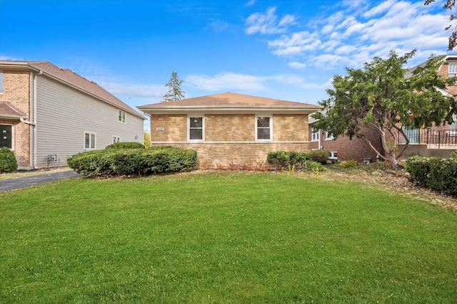 view of front facade with a front yard