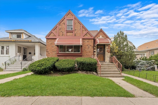 view of front of home featuring a front yard