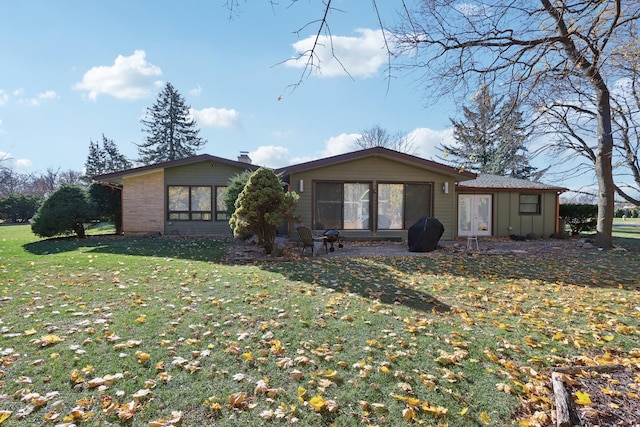 view of front of house featuring a front yard