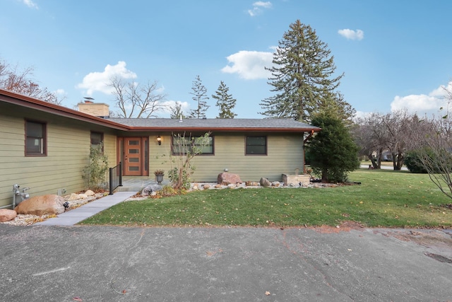 ranch-style home featuring a front lawn