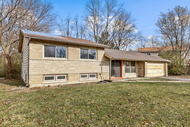 view of front of house featuring a front lawn and a garage