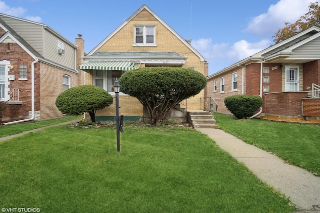 bungalow featuring a front lawn