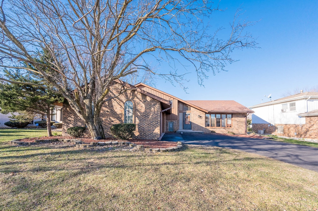 ranch-style house featuring a front lawn