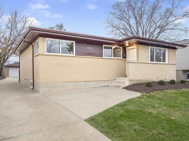 view of front of house featuring a front lawn and a garage