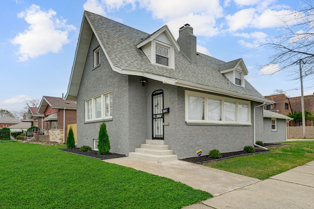 view of front of property featuring a front yard