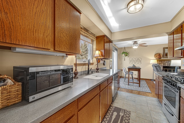 kitchen featuring light wood-type flooring, stainless steel appliances, ceiling fan, and sink