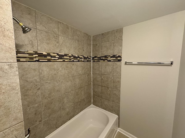 bathroom featuring tiled shower / bath