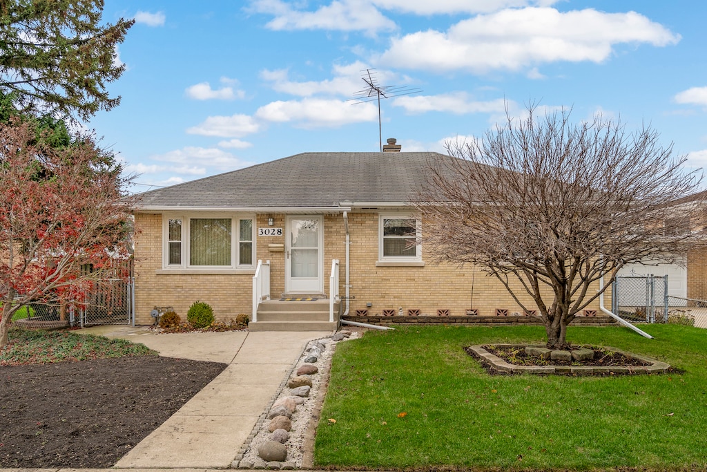 view of front of home featuring a front lawn