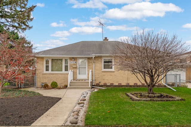 view of front of home featuring a front lawn