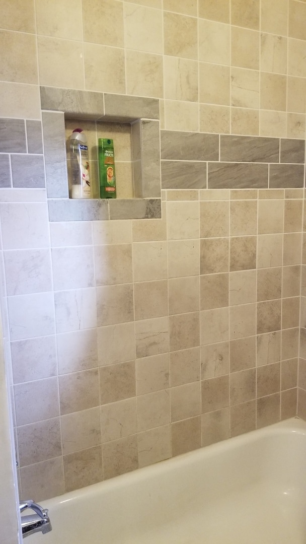 bathroom featuring tiled shower / bath