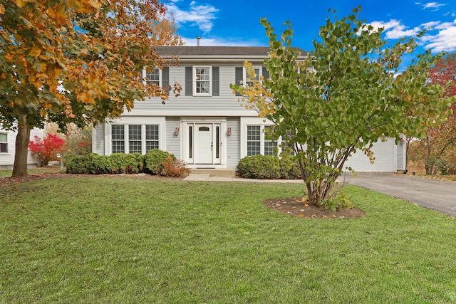 view of front of home featuring a front lawn