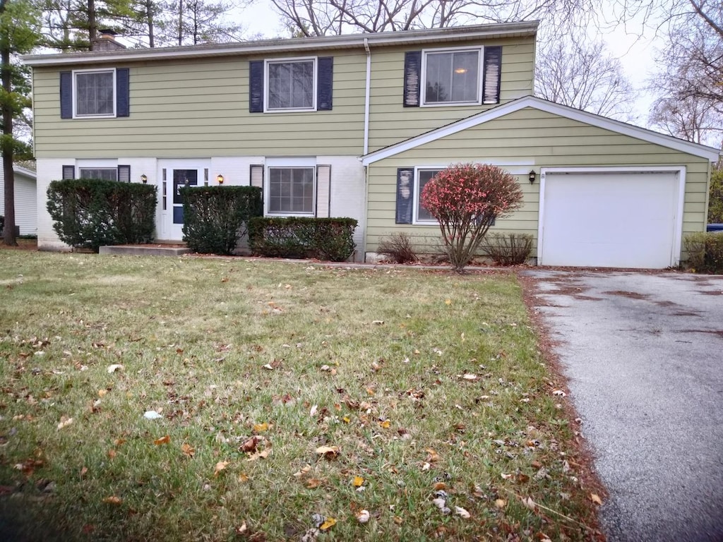 view of front of house featuring a front lawn and a garage