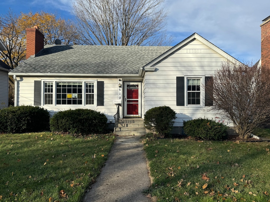 view of front of property with a front yard