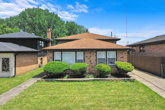 view of front facade featuring a front lawn