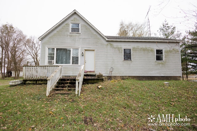 view of front of house featuring a wooden deck and a front lawn