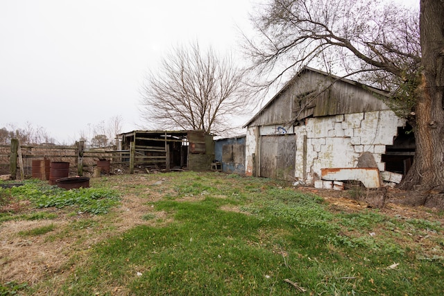 view of yard with an outbuilding