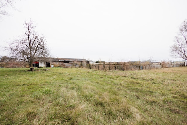 view of yard featuring a rural view