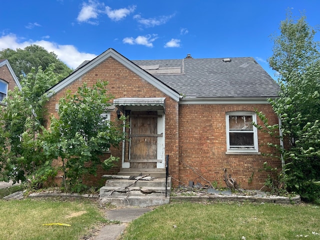 view of front of house featuring a front yard