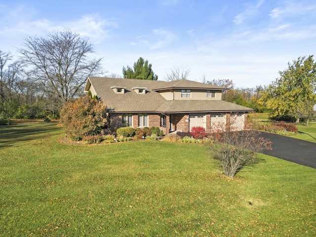 view of front facade featuring a front lawn