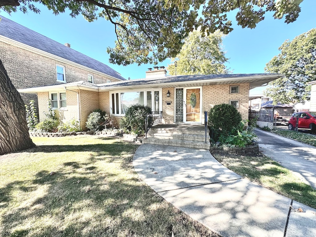 view of front of property featuring a front lawn