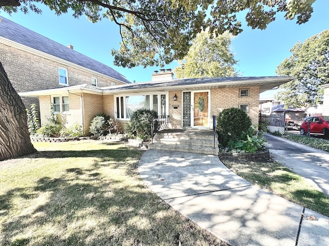 view of front of property featuring a front lawn