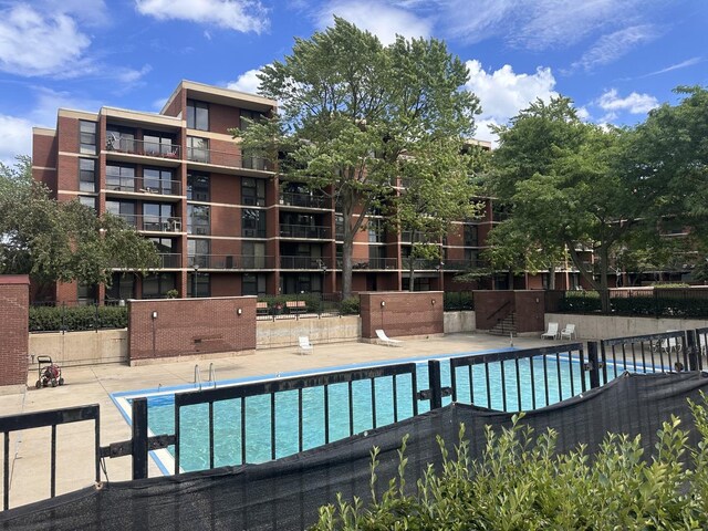 3021 S Michigan Ave Unit 311, Chicago, IL 60616 - community pool with a patio