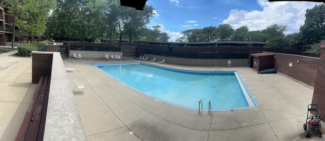 3021 S Michigan Ave Unit 311, Chicago, IL 60616 - community pool with a patio