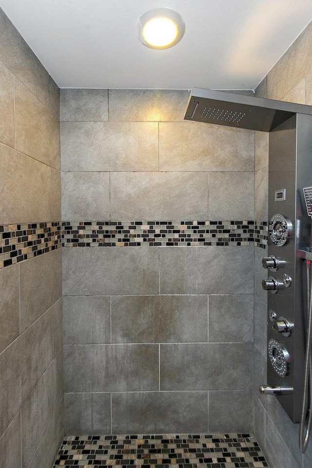 bathroom featuring tiled shower