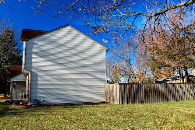 view of side of property featuring a yard