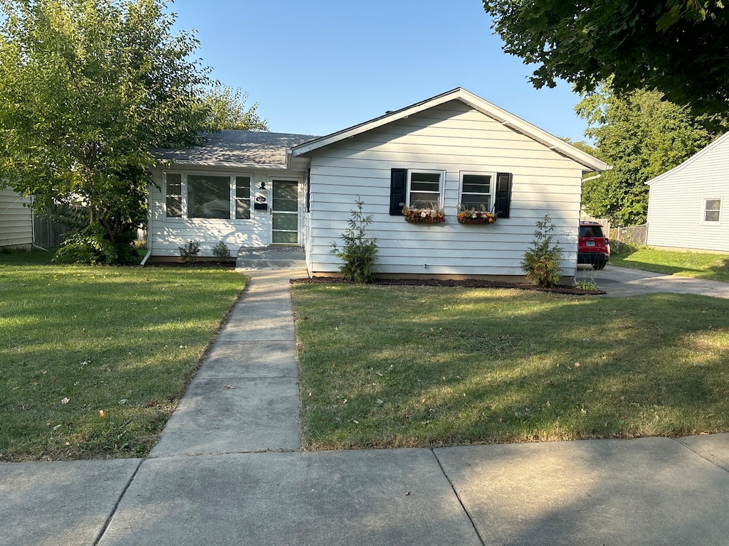 view of front of property featuring a front lawn