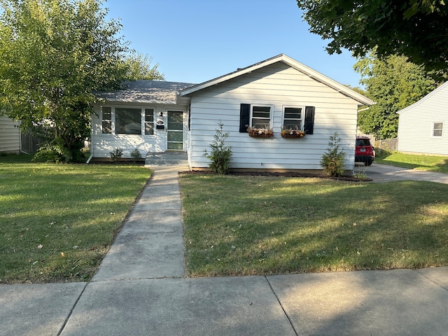 view of front of property featuring a front lawn