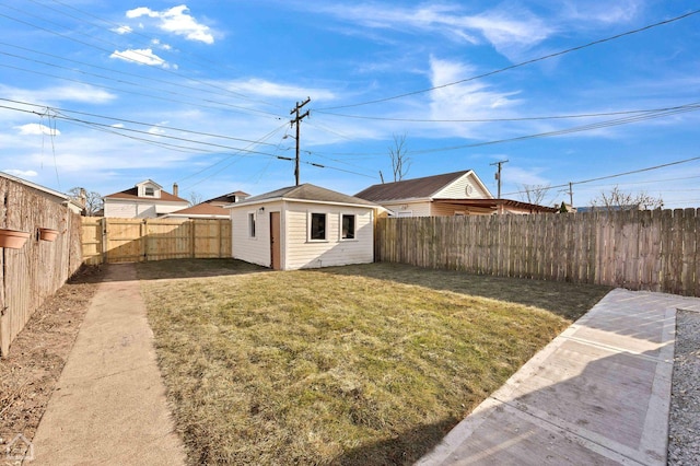 view of yard featuring an outbuilding