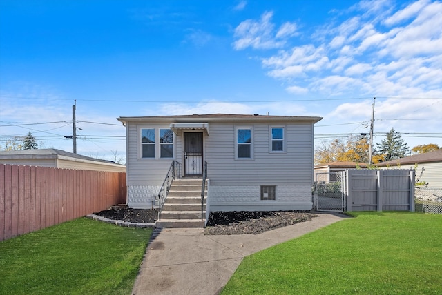 view of front of property featuring a front lawn