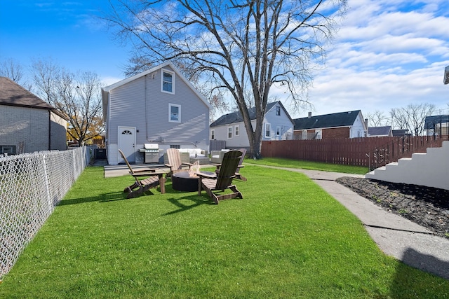 view of yard featuring a fire pit