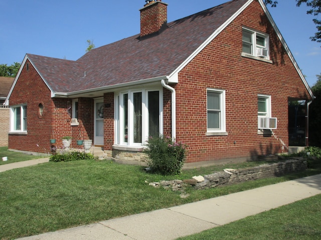 view of front facade featuring a front yard