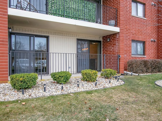 property entrance featuring a yard