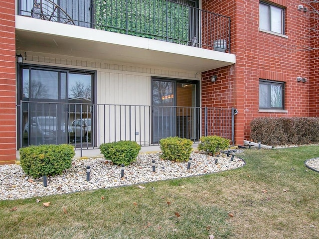 property entrance featuring a lawn