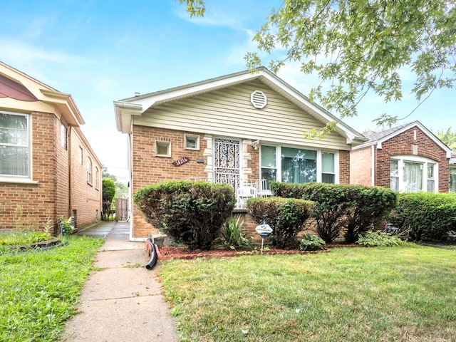 bungalow featuring a front lawn